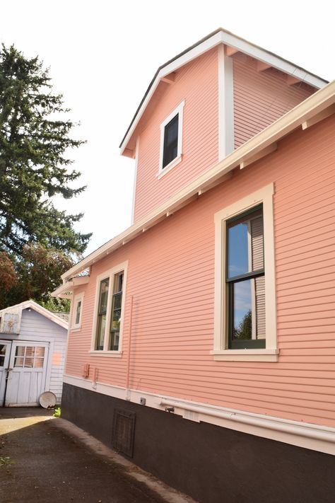 It’s PIIIIINKKK!!! My house is painted pink!!! – Land of Laurel Apricot House Exterior, Pink Siding House, Bold House Colors Exterior, Peach House Exterior, Pink Exterior House, Red Brick House Exterior Colors, Pink Bungalow, Pink House Exterior, Outdoor House Paint