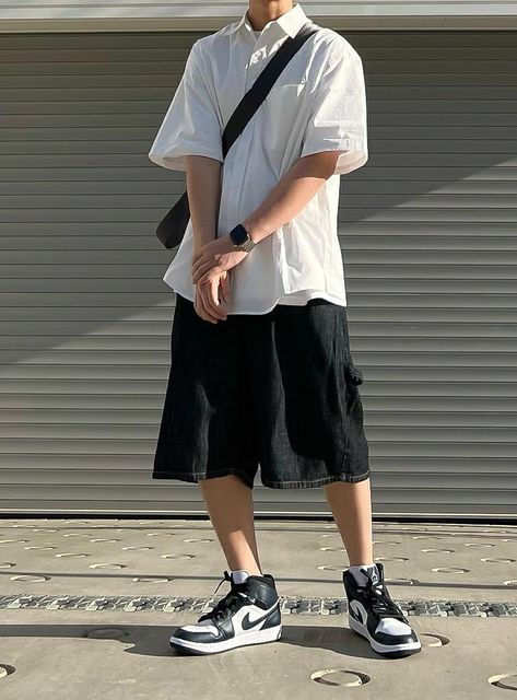 Men Baggy Shorts Outfit, Baggy Shorts Outfit Street Styles, Japanese Fashion Street Casual, Baggy Shorts Outfit, Black Summer Outfits, Wide Shorts, Sweater Outfits Men, Streetwear Ideas, Classy Streetwear