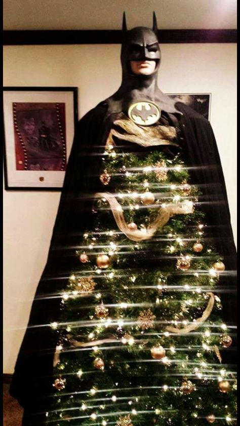 Batman Christmas tree Batman Christmas Tree, Batman Christmas, Black Christmas Tree Decorations, Funny Christmas Tree, Creative Christmas Trees, Black Christmas Trees, Unique Christmas Trees, Black Christmas, Christmas Tree Themes