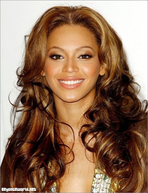 Golden Caramel Highlights, Beyonce Family, 2000s Hair, Brown Hair Green Eyes, Beyonce Hair, Beyonce Photos, Hair Color Options, Hair Color Caramel, Beyonce Style