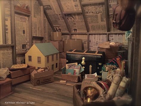 Miniature attic - wonderful details; 1:12 scale. Doll House Attic Ideas, Kathleen Holmes Dollhouse, Dollhouse Attic Ideas, Dollhouse Attic, Narrow Room, Newspaper Wall, Haunted Dollhouse, Room Boxes, Attic Space