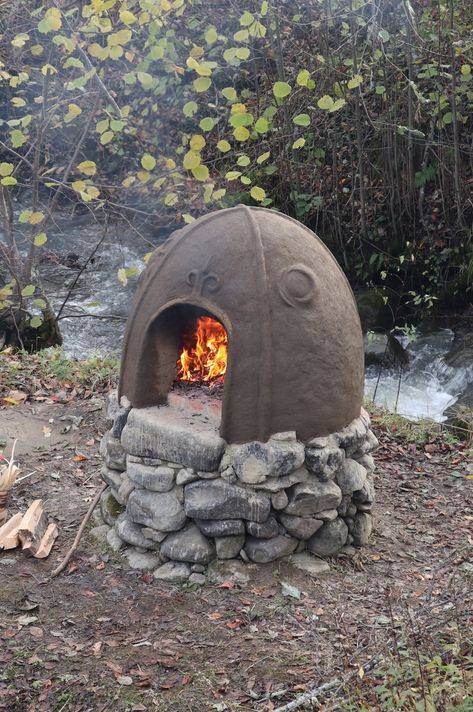 Earth Oven, Witchy Cottage, Cob Oven, Oven Diy, Cob Building, Outdoor Cooking Spaces, Clay Oven, Outdoor Oven, Pizza Oven Outdoor