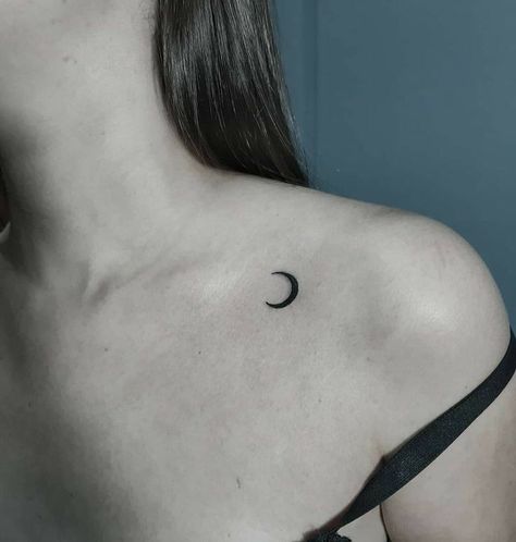 Collar Bone Tattoo Moon, Luna Tattoo, Cute Animal Tattoos, Tattoo Moon, Bone Tattoo, Shape Tattoo, Small Girl Tattoos, Color Bone, Spiritual Tattoos