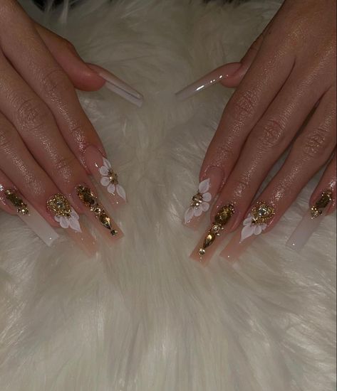 Latina Acrylic Nails Gold, Gold And Nude Acrylic Nails, Quince Nails Gold, Short Gold Acrylic Nails, Gold Bling Acrylic Nails, Gold Nail Set, Xv Nails, Gold Nails Acrylic, Work Appropriate Nails