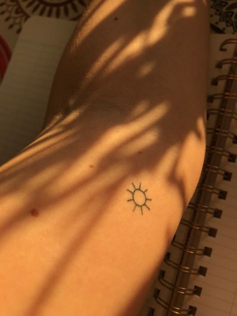 Sun Lover Tattoo, Sun Smile Tattoo, Sun Tattoo Wrist, Sun Tattoo Arm, Daylight Tattoo, Small Sun Tattoo, Sunrise Tattoo, Rain Tattoo, Minimalistic Tattoo