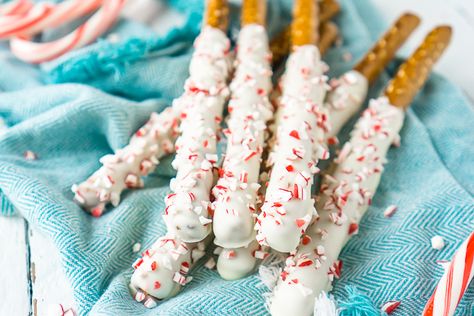 Peppermint Pretzel Rods, Peppermint Pretzels, Chocolate Pretzels Sticks, Peppermint Pretzel, Christmas Party Treats, Christmas Pretzels, White Chocolate Pretzels, Cider Sangria, Apple Cider Sangria