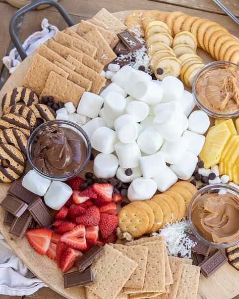 Cozy Picnic, Cookout Party, Ice Cream Sandwiches Recipe, Cookie Sandwich, Recipes With Marshmallows, Summer Cookouts, S'mores Bar, Cookout Food, Charcuterie Recipes