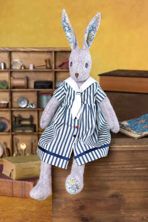 Découvrez l’univers de Luna Lapin et ses 5 amis en couture créative ! Quel bonheur de coudre ces adorables animaux en feutre, et de confectionner d’élégants vêtements en tissus pour les habiller ! Vous prendrez autant de plaisir à les coudre que votre enfant à les câliner si vous lui en offrez un ! The Fold Line, Daisy, Arts And Crafts, Couture, Sewing, Art