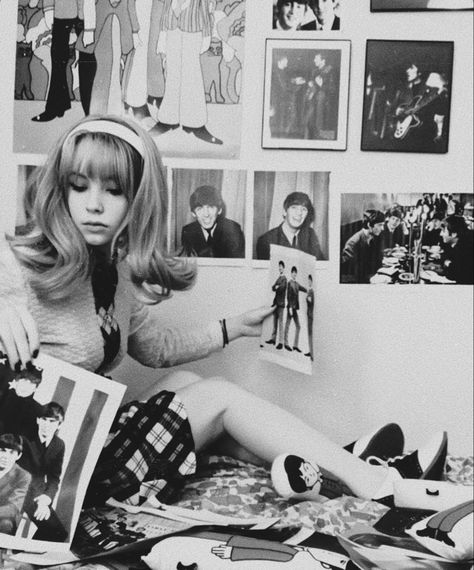 beatlemania Swinging 60s Aesthetic, 60s Mod Photoshoot, 1963 Aesthetic, 60s Girl Aesthetic, 1960s Beatnik, 1920s Model, 1960s Culture, Mod Photoshoot, Vintage 60s Aesthetic