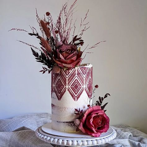 Red Velvet Cake With Flowers, Two Tier Red Velvet Cake, White Cake With Red Flowers, Red Velvet Naked Cake, Chocolate Cake With Flowers On Top, Red Velvet Cake Decoration, Elegant Strawberry Cake Design, Naked Cake Recipe, Fancy Treats