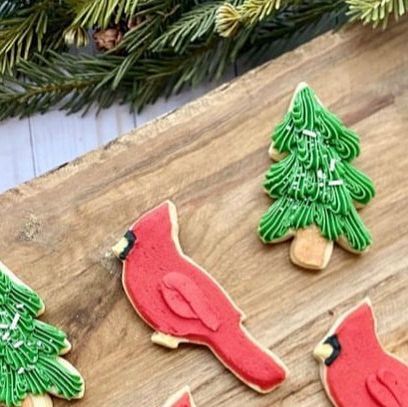 Frosted Fox Baking Co. on Instagram: "Cardinals are my favorite bird! If you’re remembering a loved one this Christmas, this set is dedicated to you ❤️😊" Remembering A Loved One, Decorated Sugar Cookie, Frosted Cookies, Cardinal Bird, Cookie Frosting, December 23, Cardinal Birds, Cut Out Cookies, Decorated Cookies