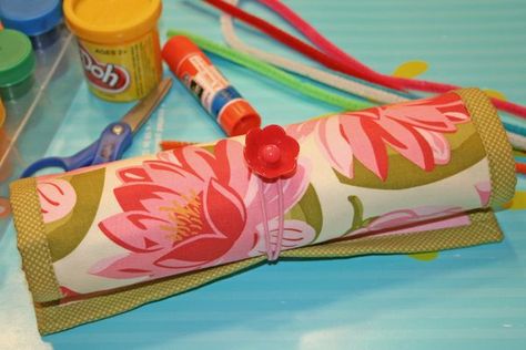 Pencil Roll Tutorial Doodle Stitching, Diy Crochet Hook, Roll Up Pencil Case, Crochet Hook Roll, Crochet Hook Holder, Valentine Art Projects, Fabric Rolls, Diy Pencil Case, Tree Fabric