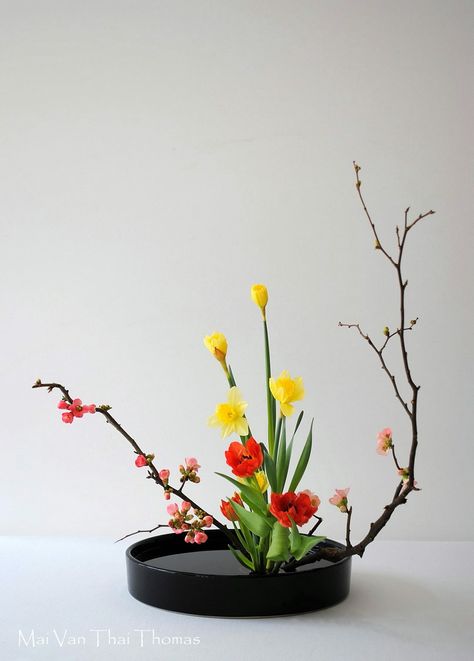 Art Floral Ikebana Mai Van Thai Thomas Art Floral Japonais, Arreglos Ikebana, Vans Surf, Ikebana Sogetsu, Contemporary Flower Arrangements, Sogetsu Ikebana, Portable Refrigerator, Ikebana Arrangements, Ikebana Flower Arrangement