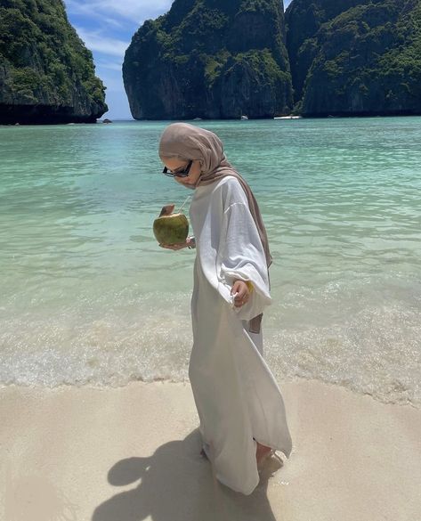 Summer Outfits Hijab Beach, Hijabi Beach Outfit, Beach Outfit Hijab, Hijabi Summer Outfits, Hijab Beach, Hijabi Fits, Muslimah Outfit, Island Outfit, Modest Summer Outfits