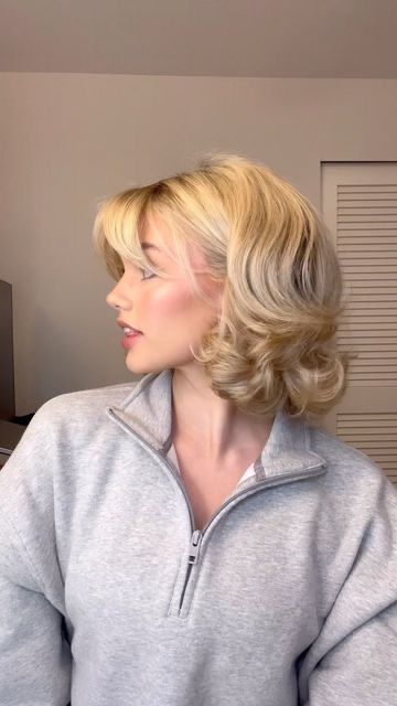 Short Hair Length Styles For Women, Short Blonde Color Ideas, 60s Blowout Hair Short, 90s Short Blonde Hair, Vintage Haircuts Women, 70s Blowout Hair Short, Short Blonde Hair Blowout, Short Hair With Rollers, Short Hair Cuts Blonde