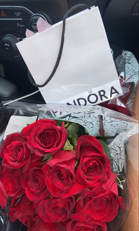 Nice Bouquet Flowers, Fake Valentine Snaps, Flowers From Boyfriend, Flowers For Girlfriend, Surprise Birthday Decorations, Girlfriend And Boyfriend Goals, Rose Flower Photos, Free Gift Card Generator, Flower Gift Ideas