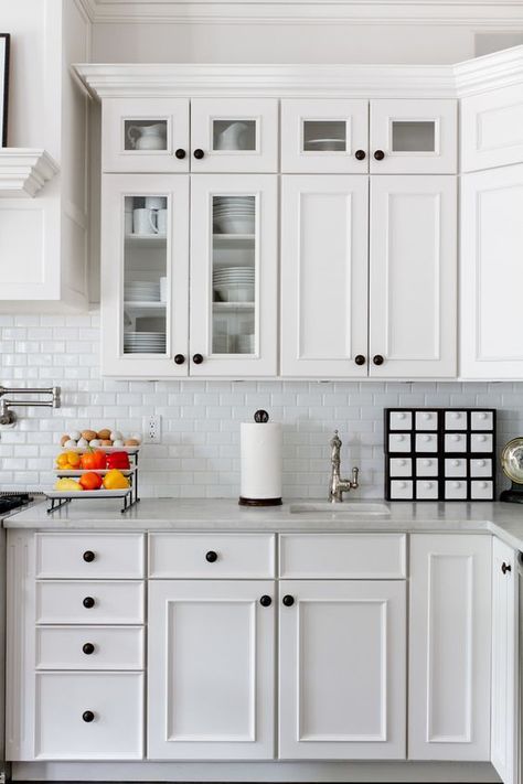 White Subway Tile Kitchen, Small White Kitchens, Kitchen Diy Ideas, Black Knobs, Hardware Ideas, Kitchen New York, Kitchen Knobs, All White Kitchen, Kitchen Cabinet Hardware