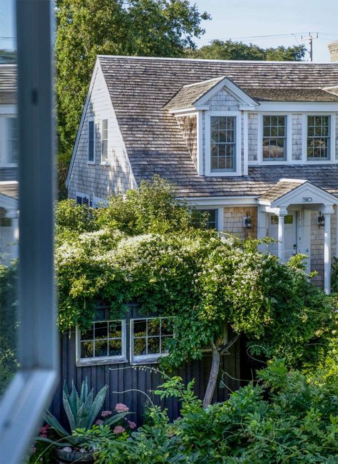 Wall Dormer, Cape Cod Landscaping, Cape Cod House Exterior, Florida Cottage, Stairway Lighting, Amazing Houses, Ranch Exterior, Stucco Homes, Cape Cod Style