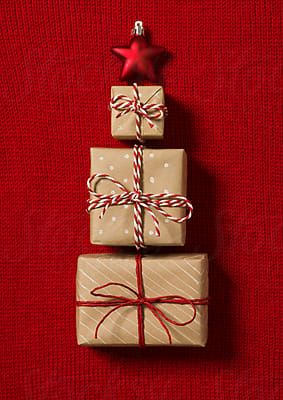 Christmas Gift Photography, Professional Gift Ideas, Creative Corporate Gifts, Gifts For Clients, Winter Aesthetics, Gift Box Ideas, Christmas Stock Photos, Gift Wrapping Inspiration, Gift Wrapping Ideas