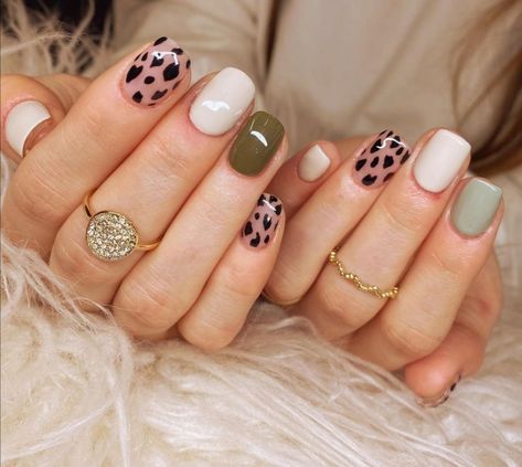 Fun Nails Neutral, Classic Fall Nails 2022, August Manicure Ideas, August Gel Nails Ideas, August Nails 2022, Neutral Nails With Design, Boho Fall Nails, Fall Cheetah Nails, Spotted Nails