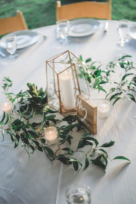 Wooden Table Numbers Wedding, Elegant Wedding Centerpiece, Simple Wedding Centerpieces, Wedding Numbers, Wedding Elements, Wedding Floral Centerpieces, Geometric Wedding, Wedding Table Centerpieces, Greenery Wedding