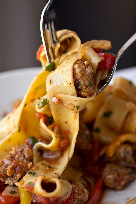 Pasta With Meat, Italian Drunken Noodles, Spicy Italian Sausage, Drunken Noodles, Pizza Making, Fusion Dishes, Spicy Sausage, Rigatoni, Noodle Recipes