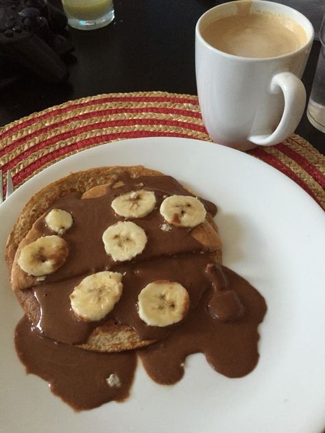 Oatmeal + banana pancakes with homemade chocolate whey protein syrup Whey Pancakes, Oatmeal Banana Pancakes, Banana Oatmeal Pancakes, Oatmeal Banana, Banana Pancakes, Homemade Chocolate, Whey Protein, Syrup, Pancakes