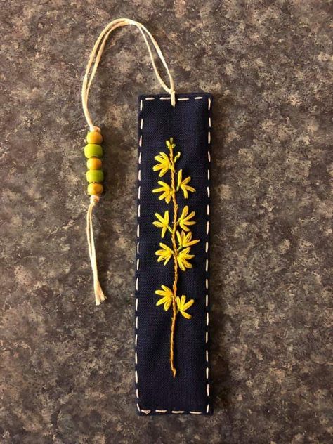 Bookmark Embroidery Patterns, Hand Embroidery Bookmark, Embroidery Bookmark Pattern, Embroidery Bookmark Ideas, Sew Bookmark, Bookmarks Embroidery, Embroidery Bookmarks, Embroidery Step By Step, Embroidery Bookmark