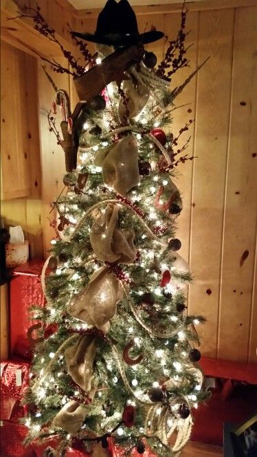 Western Tree Topper Ideas, Cowboy Hat Christmas Tree Topper, Horse Theme Christmas Tree, Cowboy Christmas Trees, Western Tree Decorations, Horse Christmas Tree, Western Christmas Tree Ideas, Cowboy Christmas Decorations, Cowboy Christmas Tree Ideas