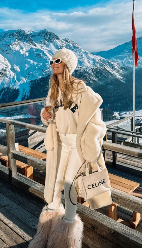 Aspen Outfit Winter, Ski Trip Fashion, Ski Resort Outfit, Winter Ski Fashion, Funny Reviews, Mode Au Ski, Ski Trip Outfit, Apres Ski Outfits, Ski Aesthetic