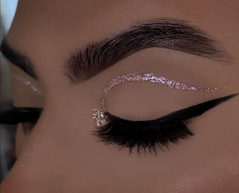 Dark Glitter Makeup Looks, Winter Formal Makeup Looks, Righnstone Eye Makeup, Glittery Eye Makeup Aesthetic, Dark Glittery Makeup, Diamond Makeup Looks Euphoria, Winter Formal Makeup, Eye Mekup, Quinceanera Makeup