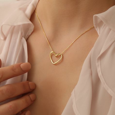 Discover the elegance of this 925 sterling silver heart pendant necklace, featuring a stylish snake chain available in both gold and silver colors. Perfect as a gift for her or a special treat for yourself, this minimalist piece of jewelry adds a touch of sophistication to any outfit.  Made from high-quality 925 sterling silver for lasting durability and shine ✨ Snake chain design available in both gold and silver colors for versatile styling Heart-shaped pendant adds a romantic and elegant touc Silver Chain And Pendant, Kalung Emas Aesthetic, Chain Pendant Designs Gold, Chain Designs Gold, Jewelry Photography Tutorial, Gold Pendant Designs, Silver Chain With Pendant, Infinity Symbol Necklace, Gold Chain Pendant