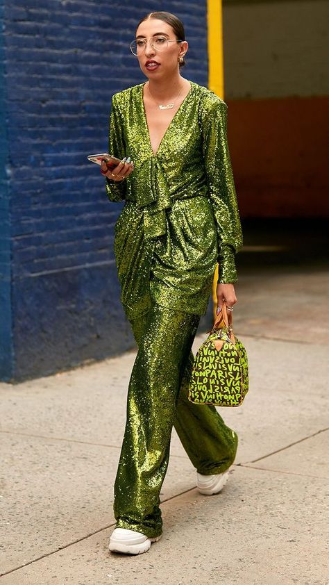 Printed Green Dress, Look Disco, Uk Style, New York Street Style, New York Fashion Week Street Style, Quoi Porter, New Street Style, Nyfw Street Style, Street Trends