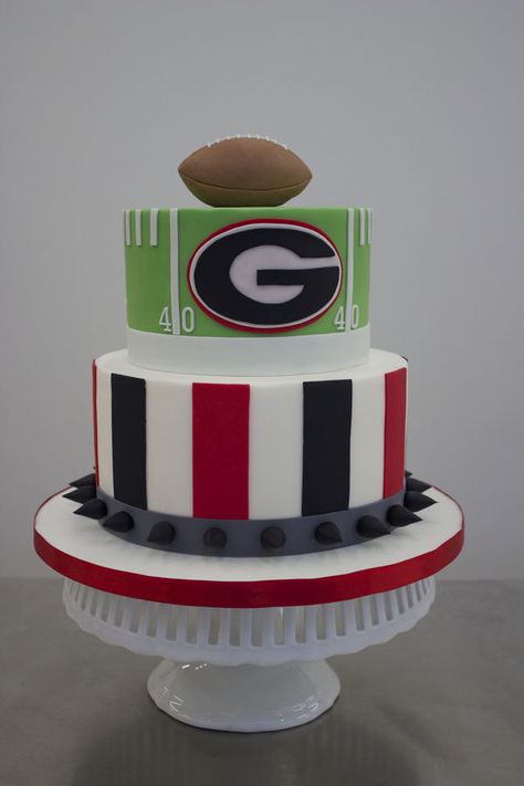 Team Logo Wedding Cake: Put your team's logo front and center on your groom's cake with a cool fondant option like this one. | 10 Sports-Themed Groom's Cakes for Football Fans Bulldog Birthday Cake, Uga Cake, Georgia Cake, Football Grooms Cake, Georgia Bulldogs Cake, Bulldog Birthday, Groom Cakes, Bulldog Cake, Football Girl