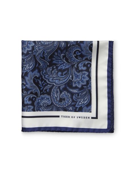 Antonetto handkerchief - Men's handkerchief in pure silk twill. Features all-over printed paisley pattern. Solid border with Tiger of Sweden logo. Men Accessory, Seamless Knitting Patterns, Flower Stencils, Silk Handkerchief, Hijab Designs, Handkerchief Men, Print Screen, Crochet Leaves, Self Portraits