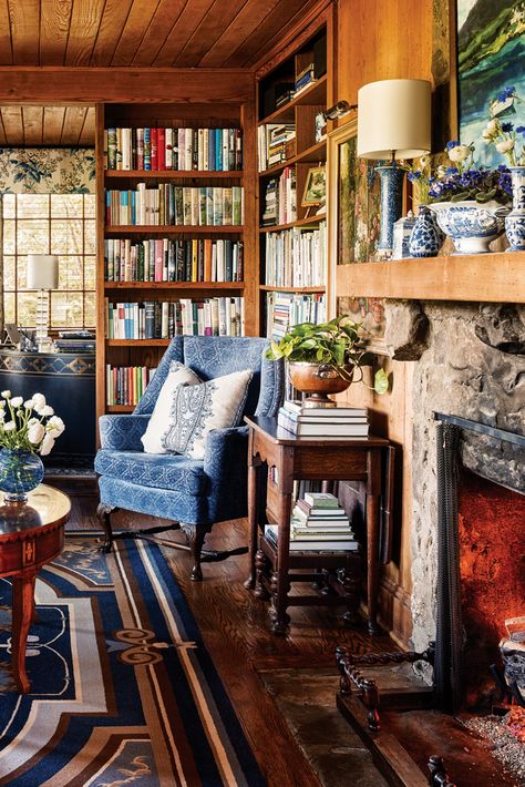 English Country Decor, Casa Country, Home Library Design, Cottage Interiors, Home Libraries, A Living Room, Home Library, A Fire, House Inspo