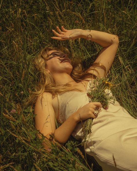 #meadow #aesthetic #photography #cinema #estherscanon #field Dreamy Field Aesthetic, Meadow Photoshoot, Trip Photoshoot, Meadow Aesthetic, Spotlight Photography, Cinematic Photos, Ethereal Photography, Senior Photoshoot Poses, Life Drawing Reference