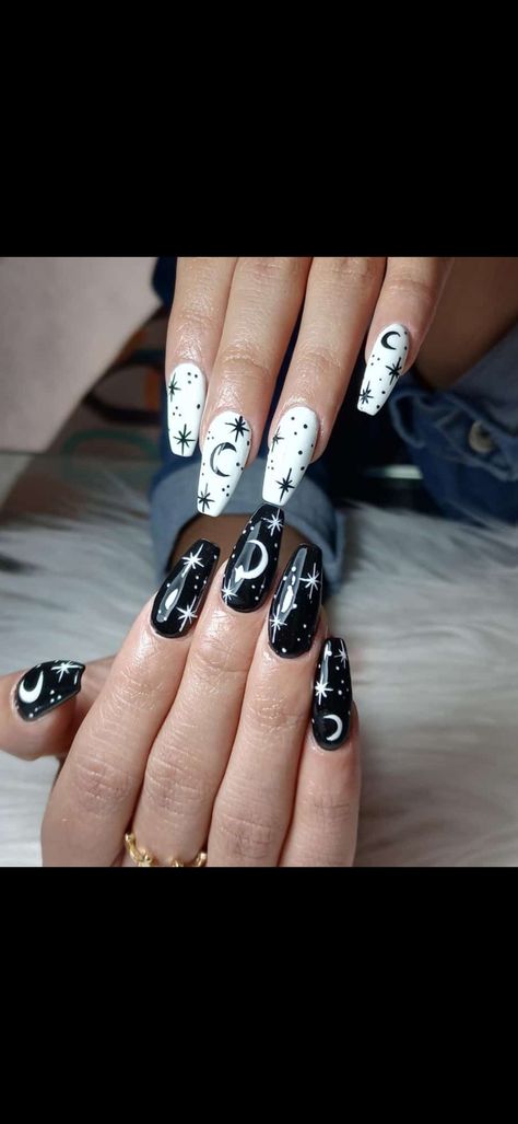 Black And White Moon Nails, Black Nails White Stars, Black And White Nail Designs, Black White Nails, Witch Nails, Moon Nails, Pretty Gel Nails, Black Nail Designs, White Nail Designs