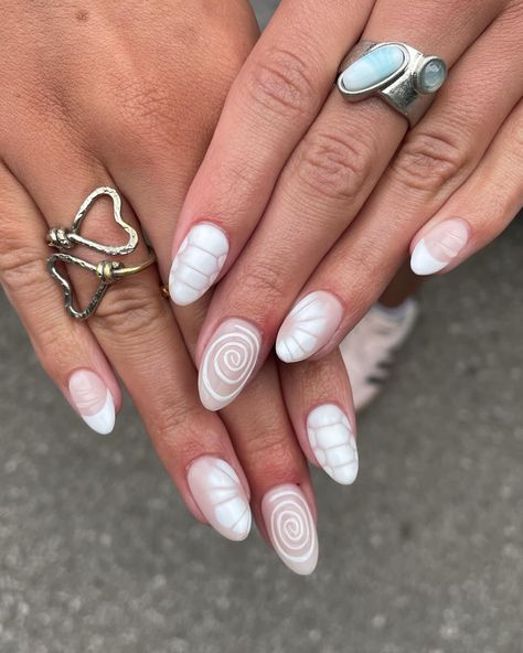 nails of the day White Nails With Nail Art, Summer Into Fall Nails, White Designed Nails, Gel X Nails White, Beach Nail Ideas Summer, White Design Acrylic Nails, Senior Picture Nails Ideas, Cabo Nails, Cancun Nails