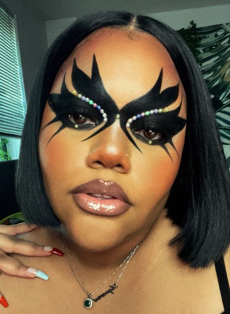 Graffic Liner Make Up, Simple Graphic Liner Hooded Eyes, Black Graphic Liner Hooded Eyes, Pink And Black Graphic Liner, Pink Graphic Liner Hooded Eyes, Graphic Eyes, Drag Queen Makeup, Graphic Liner, Queen Makeup