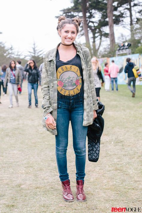 San Francisco Shows off Festival Style (with a Chilly Twist!) at Outside Lands;  This girl creates a true throwback triumph by rocking a band tee, a '90s choker, and Spice Girls-worthy double buns. Flannel Festival Outfit, Outside Lands Outfit San Francisco, Winter Festival Outfit Outdoor Cold, 90s Music Festival, 70 Degree Weather Outfit, Outdoor Concert Outfit, Winter Festival Outfit, Rave Party Outfit, 90s Choker