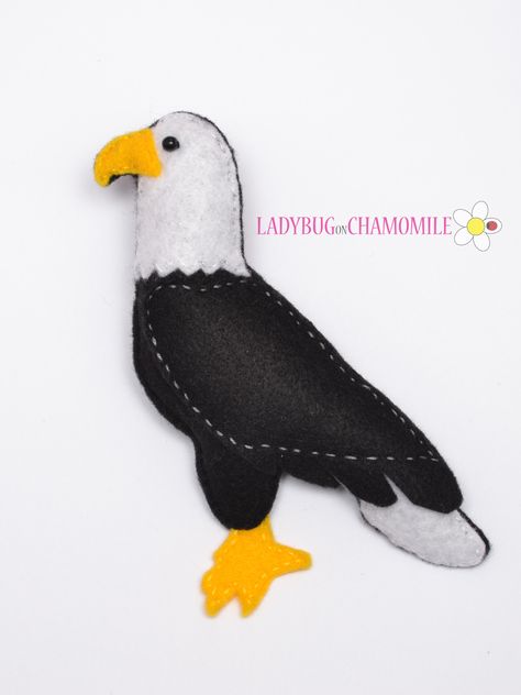 BALD EAGLE - FELT MAGNET Felt Eagle, Eagles Party, Eagle Craft, Felt Magnet, Felt Kids, Wood Badge, Felt Ornaments Patterns, Felt Animal Patterns, Easy Crochet Animals