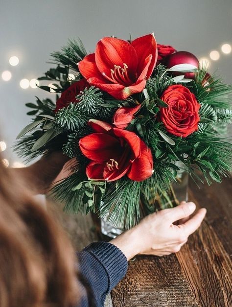 Xmas Floral Arrangements, Christmas Bouquet, Christmas Flower Arrangements, Christmas Floral Arrangements, Flower Tree, Gorgeous Flowers, Christmas Garden, Christmas Arrangements, Christmas Inspo