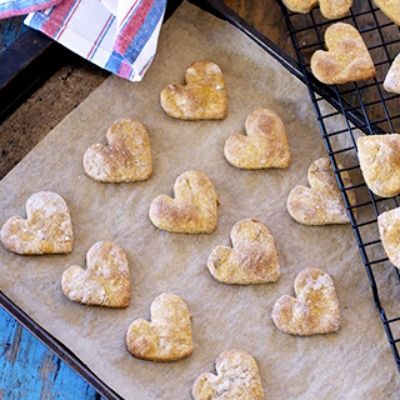 Spiced Pumpkin Flax Teething Biscuit Recipe are an all-natural snack and teething relief strategy for young, developing children Homemade Teething Biscuits, Baby Teething Biscuits, Teething Cookies, Teething Biscuits, Natural Snacks, Baby Cereal, Spiced Pumpkin, Baby Teething, Seasonal Ingredients