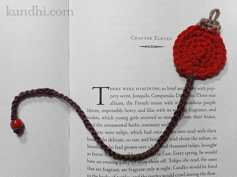 tiny crochet ornament bookmark but if you don't do the hook and do two triangles instead, it is a MOUSE, complete with tail!  How cute! Crocheted Bookmarks, Easy Crochet Bookmarks, Christmas Bookmark, Bookmark Pattern, Crochet Edgings, Fast Crochet, Tiny Crochet, Book Marker, Easy Holidays Crafts