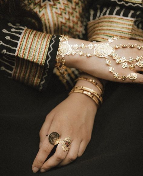 Saudi Jewellery Design, Saudi Arabia Jewelry, Saudi Traditional, Global Studies, Saudi Arabia Culture, Everything All At Once, Arabian Women, Culture Fashion, Senior Project