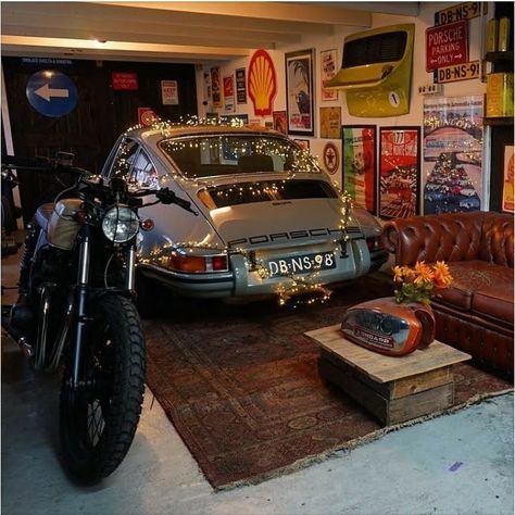 Classic Car Garage, Gear Room, Garage Loft, Cool Garages, Man Cave Room, Ultimate Garage, Garage Studio, Garage Style, Car Workshop