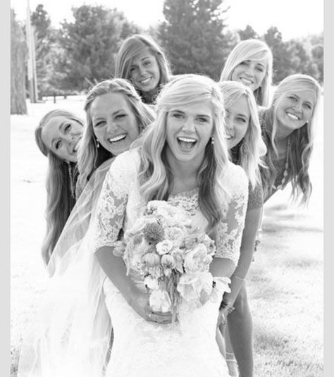 Bridesmaid photo idea Fun Bridal Party Photos, Group Of Women, Bridal Party Photos, Wedding Engagement Photos, Jolie Photo, Wedding Shots, Wedding Pics, Wedding Poses, Friend Wedding