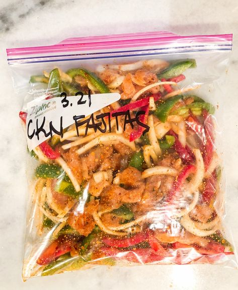 Freezer Chicken Fajitas, Freezer Bag Meals, Freezing Food Guide, Freezing Chicken, Fajita Mix, Chicken Fajitas Crockpot, Chicken Fajita Casserole, Chicken Freezer Meals, Freezer Dinners