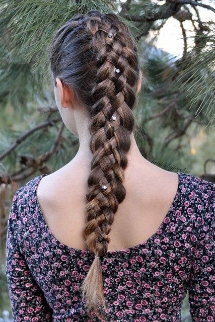 Braided hairstyles remain popular. Braided hair, which has not come out of our lives for 2 years, appears everywhere this season as well. Norwegian Braids, Hair Manifestation, Elegant Messy Bun, Hairstyles With Accessories, Bun Hairstyles For Women, Long Braided Hairstyles, Hair Aesthetics, Tail Braids, Summer Hair Trends